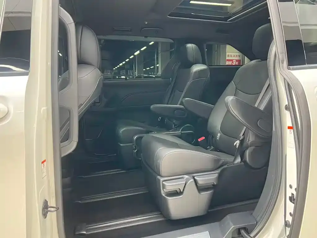 Toyota Granvia — фото 6