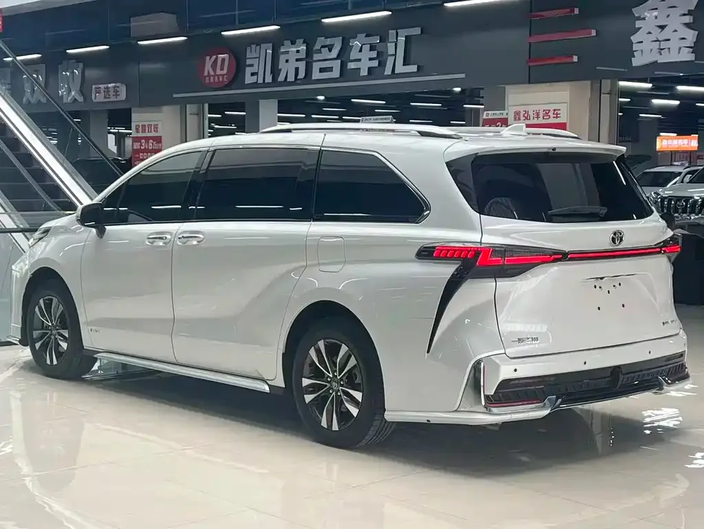 Toyota Granvia — фото 9