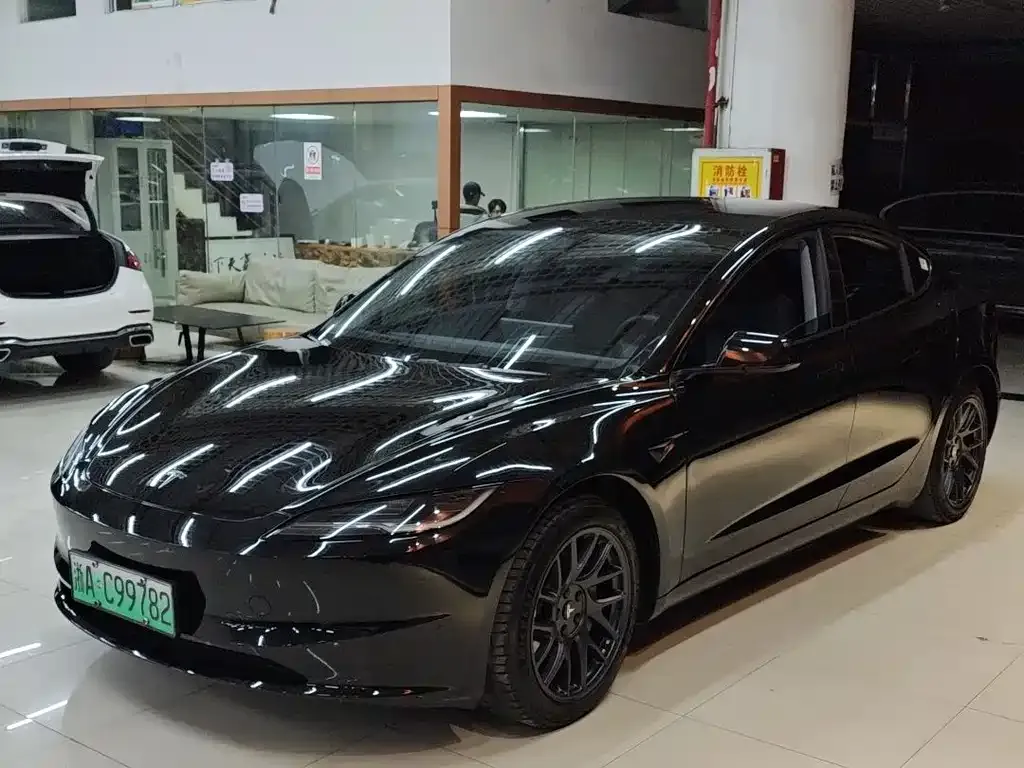 Tesla Model 3 — фото 1