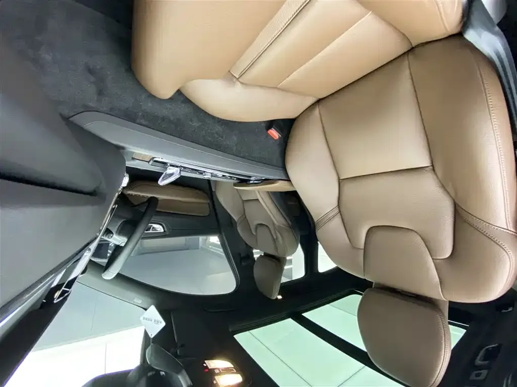 Volvo XC60 — фото 10