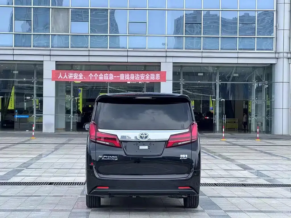 Toyota Alphard — фото 5