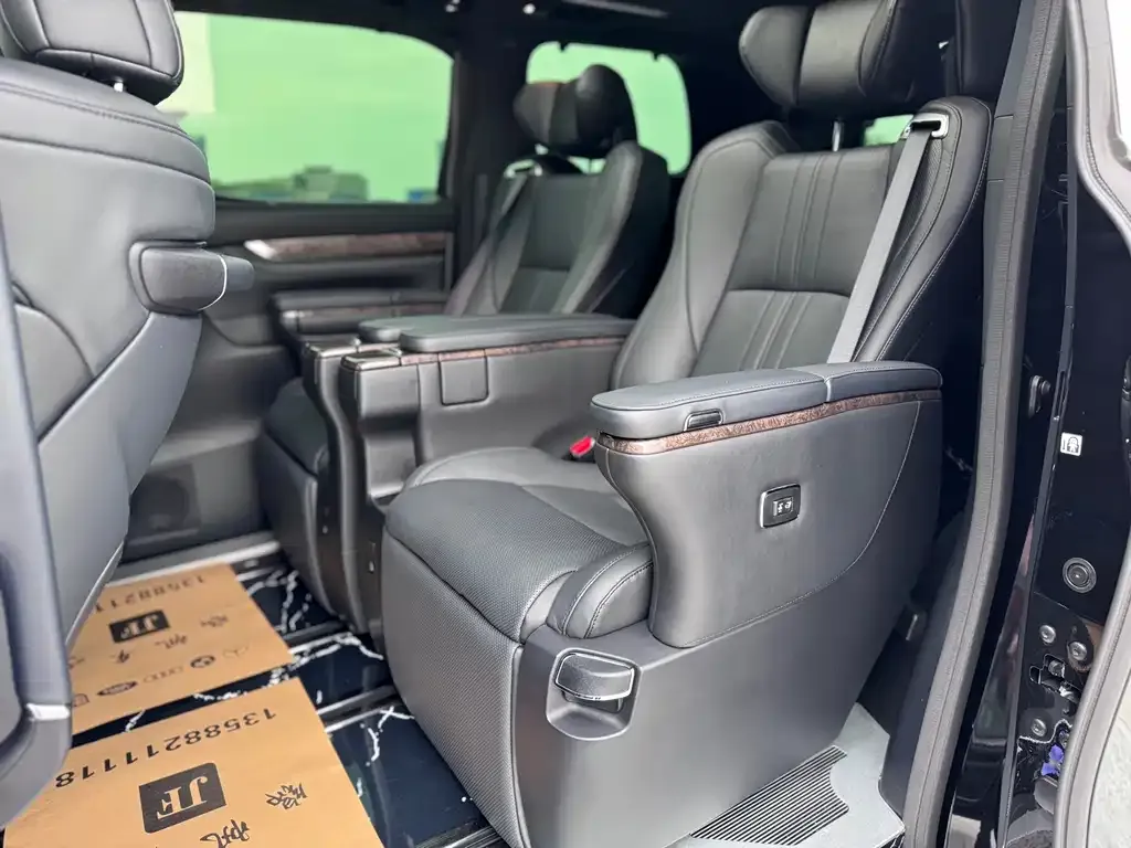 Toyota Alphard — фото 8