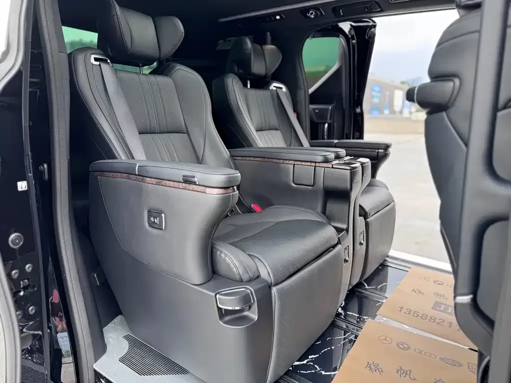 Toyota Alphard — фото 9