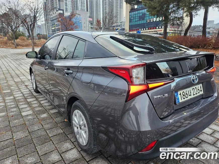 Toyota Prius — фото 5