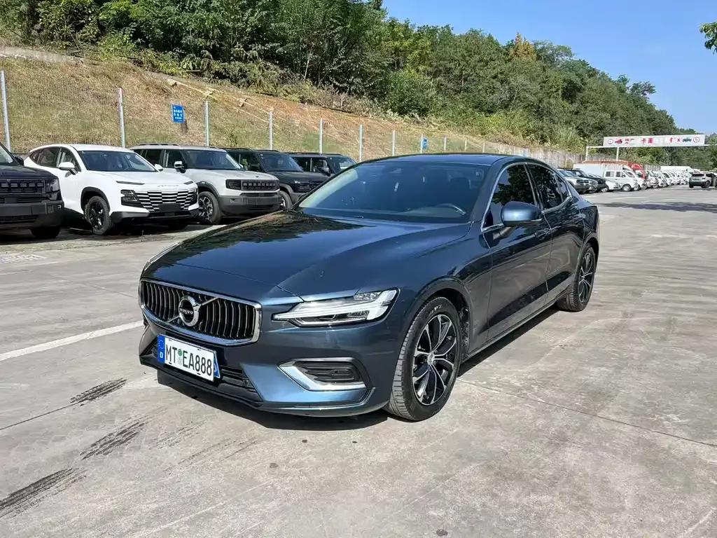 Volvo S60 — фото 1