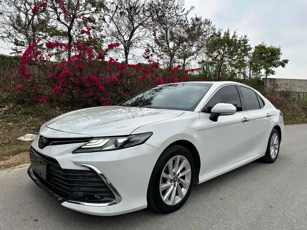 Toyota Camry — фото 1