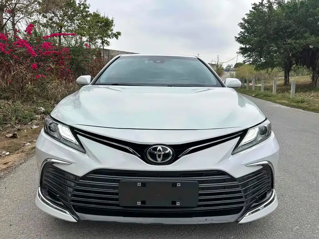 Toyota Camry — фото 2