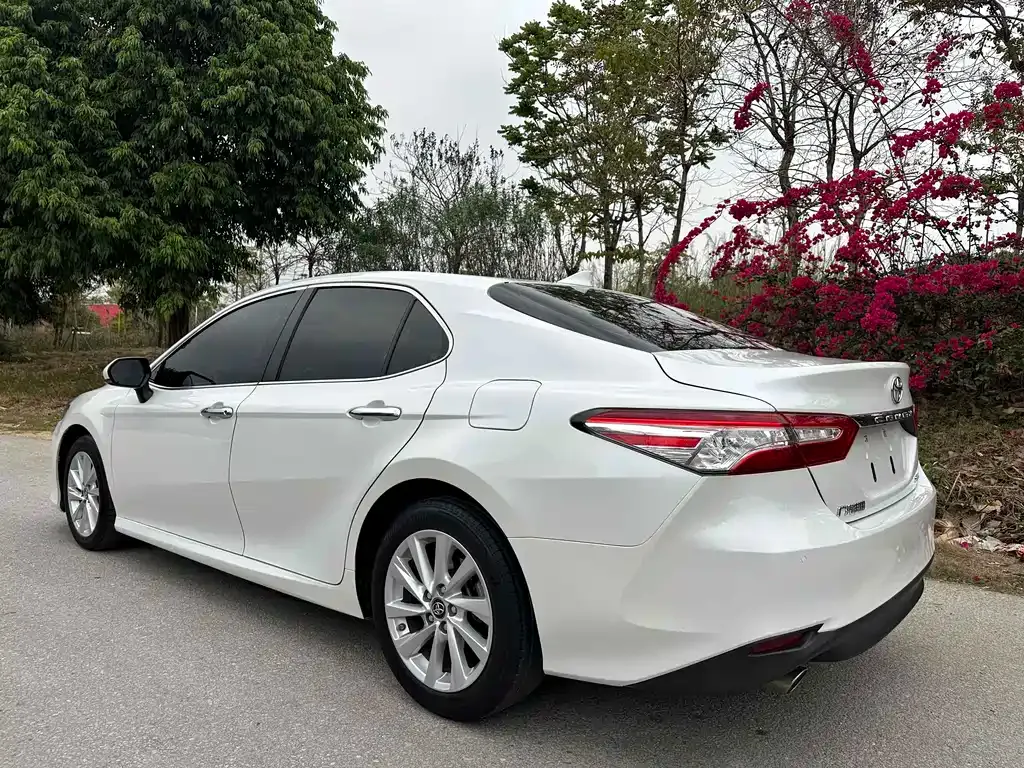 Toyota Camry — фото 7