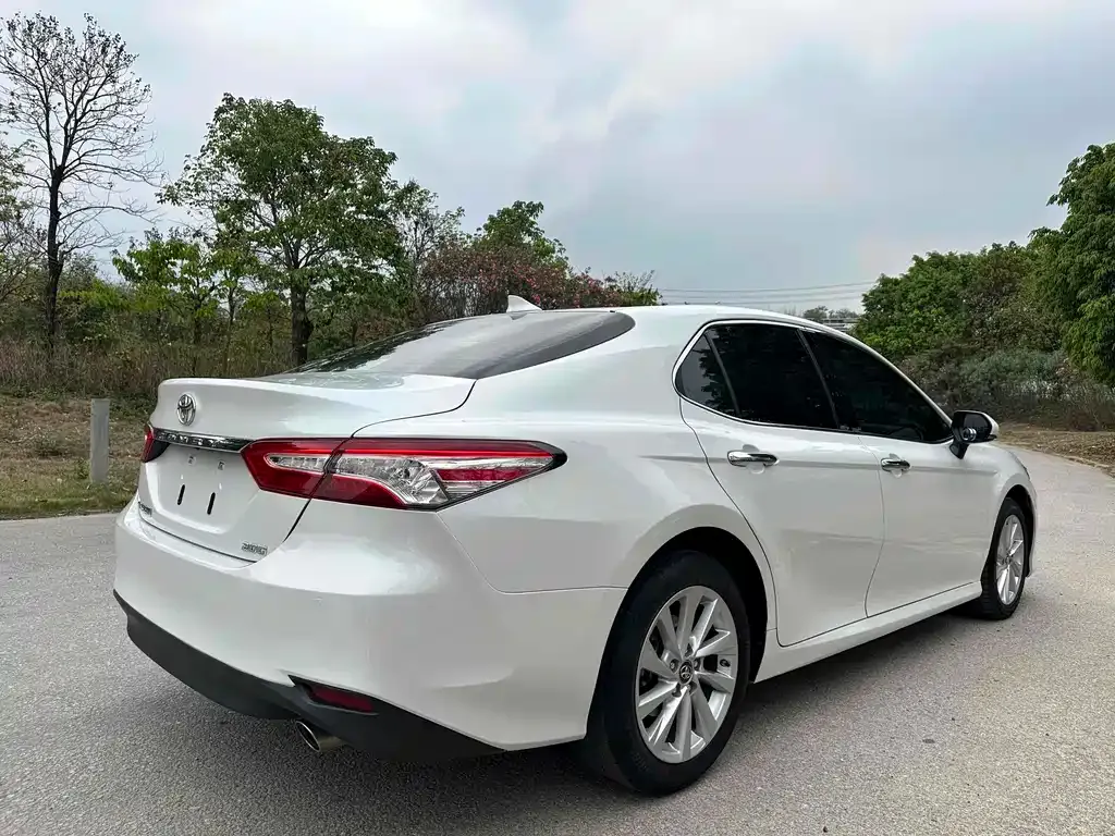Toyota Camry — фото 9