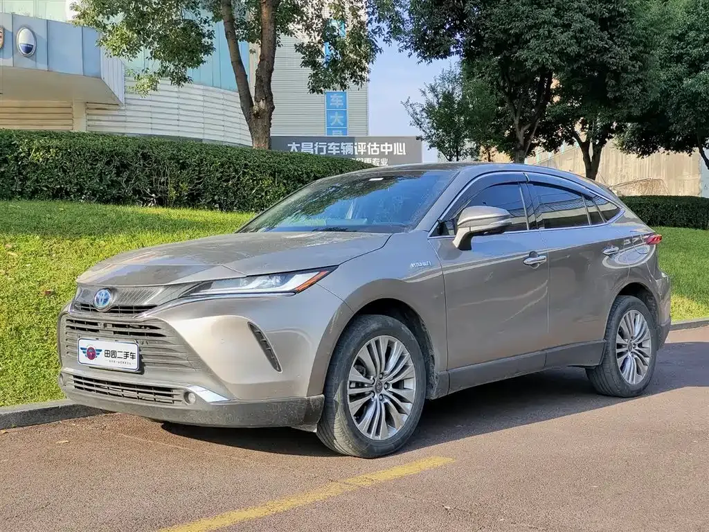 Toyota Harrier — фото 1