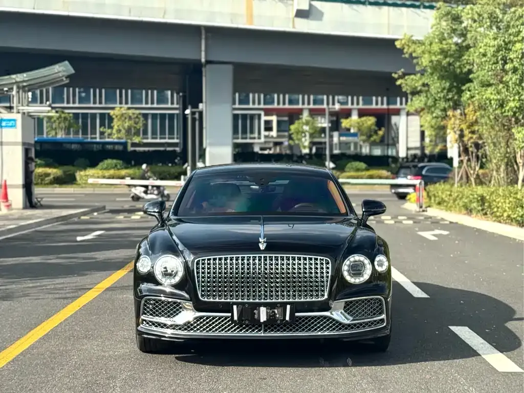 Bentley Flying Spur — фото 1