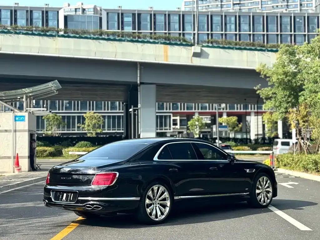 Bentley Flying Spur — фото 9