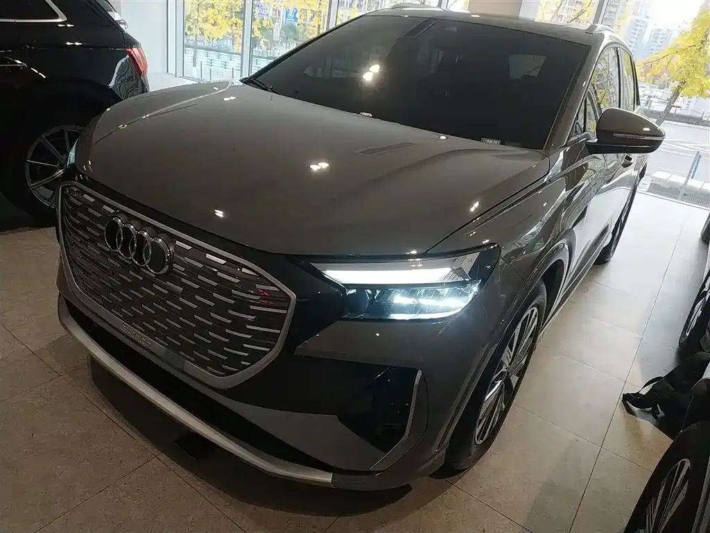 Audi Q4 e-tron — фото 2