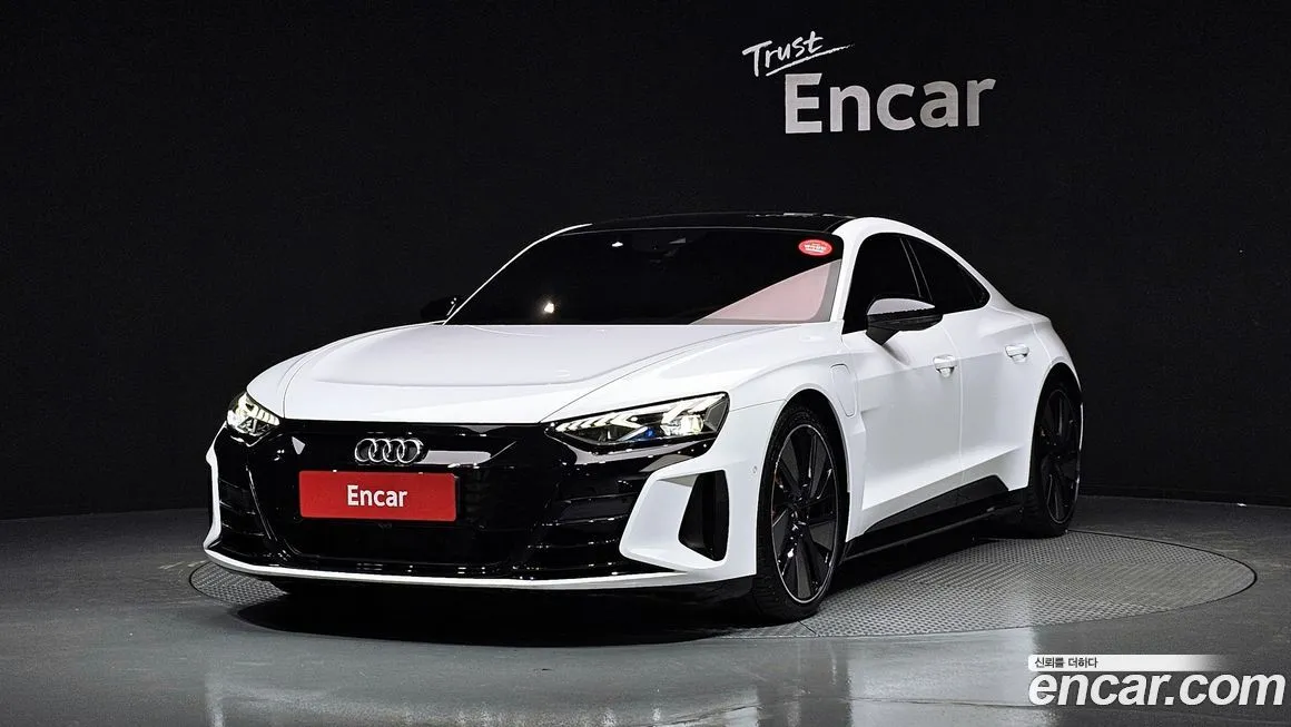 Audi e-tron GT — фото 1