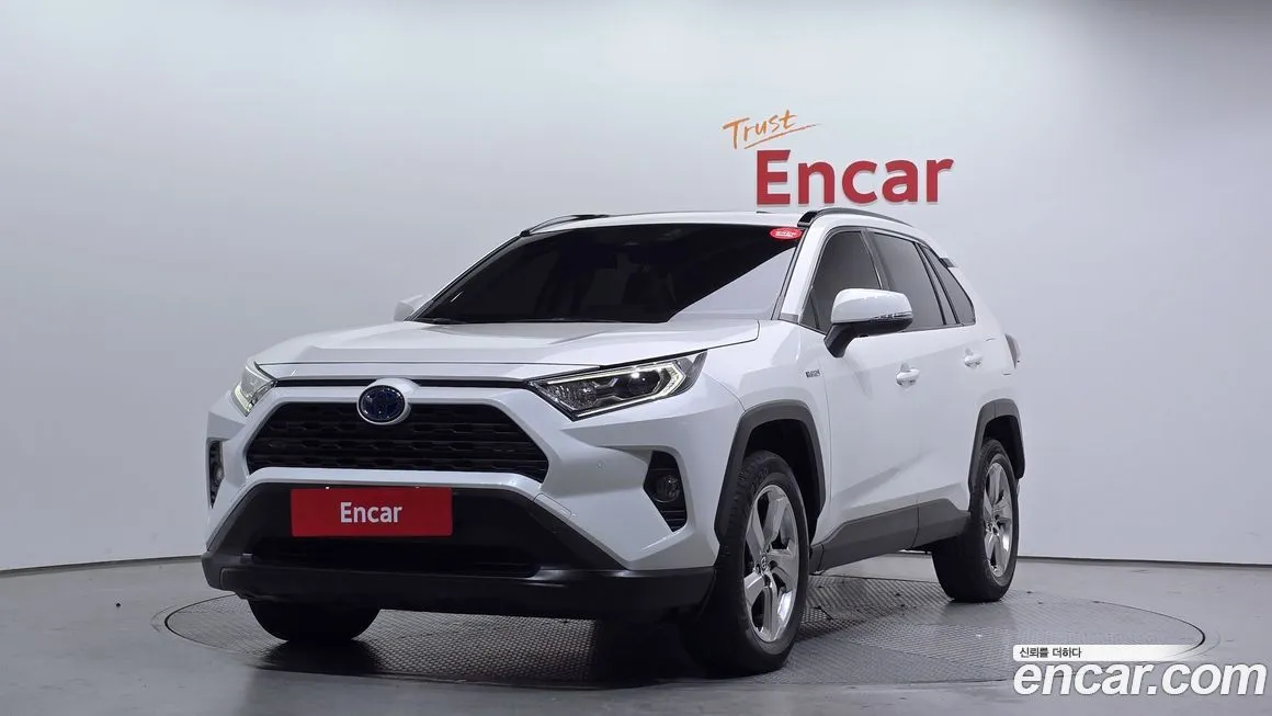 Toyota RAV4 — фото 1