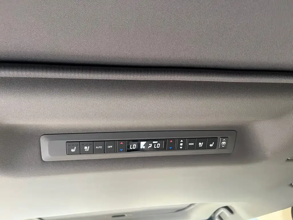 Toyota Granvia — фото 8