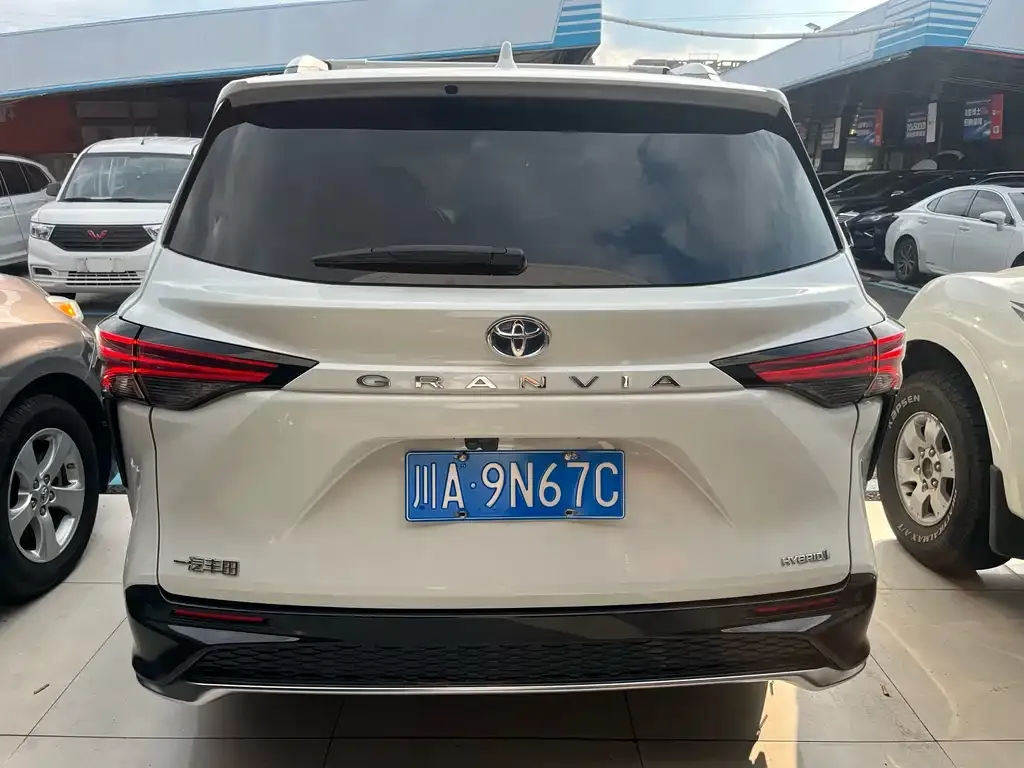 Toyota Granvia — фото 9