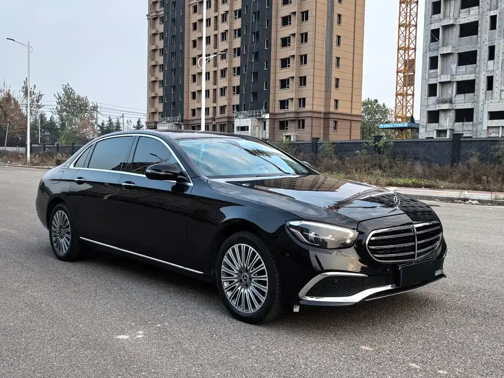 Mercedes-Benz E-Class — фото 1
