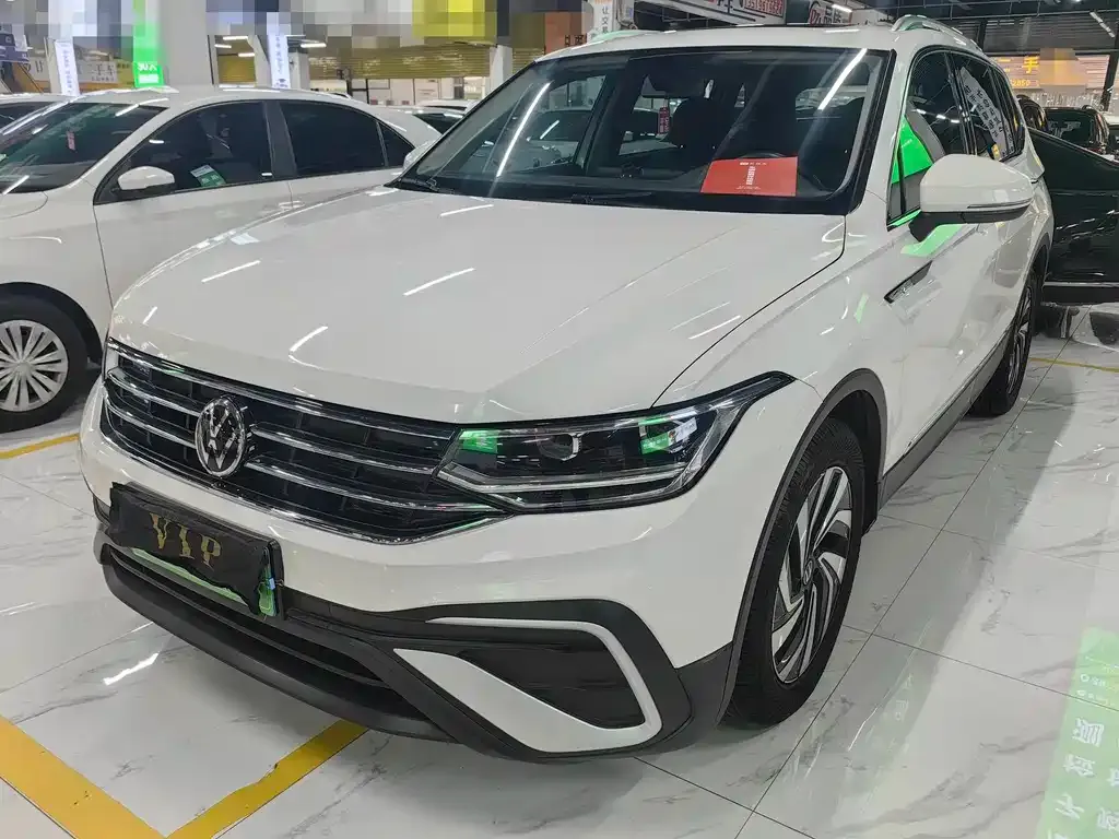 Volkswagen Tiguan L — фото 1