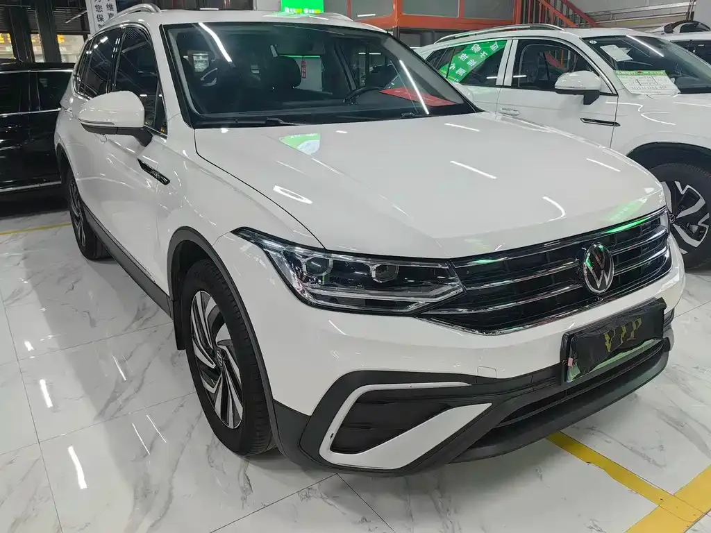Volkswagen Tiguan L — фото 2