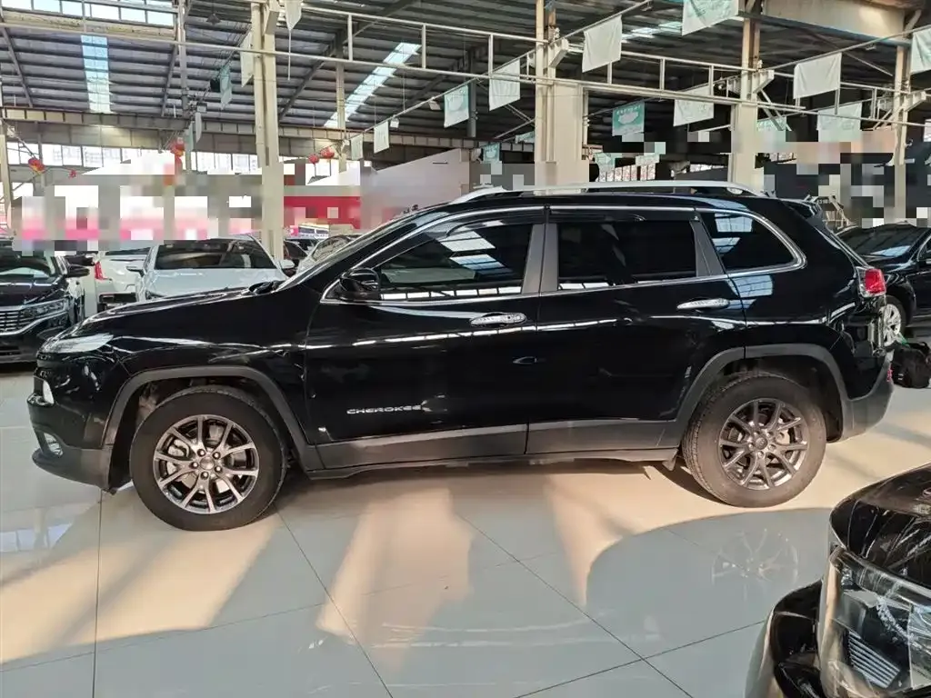Jeep Cherokee — фото 5