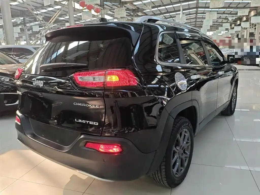 Jeep Cherokee — фото 7