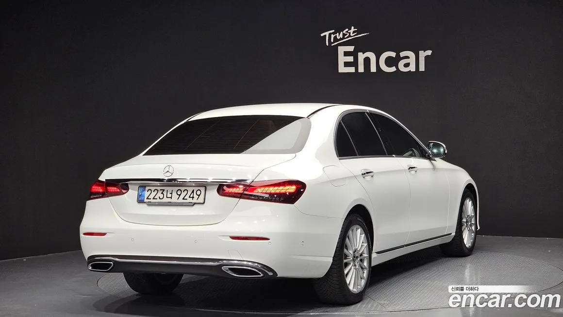 Mercedes-Benz E-Class — фото 2