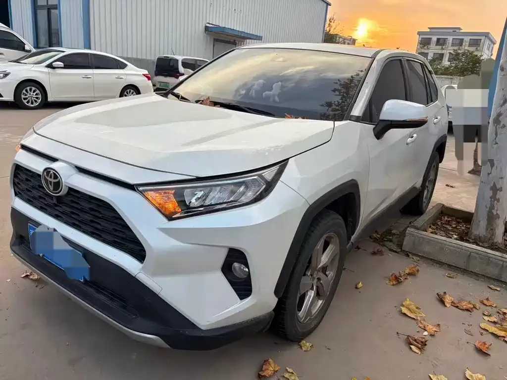 Toyota RAV4 — фото 1