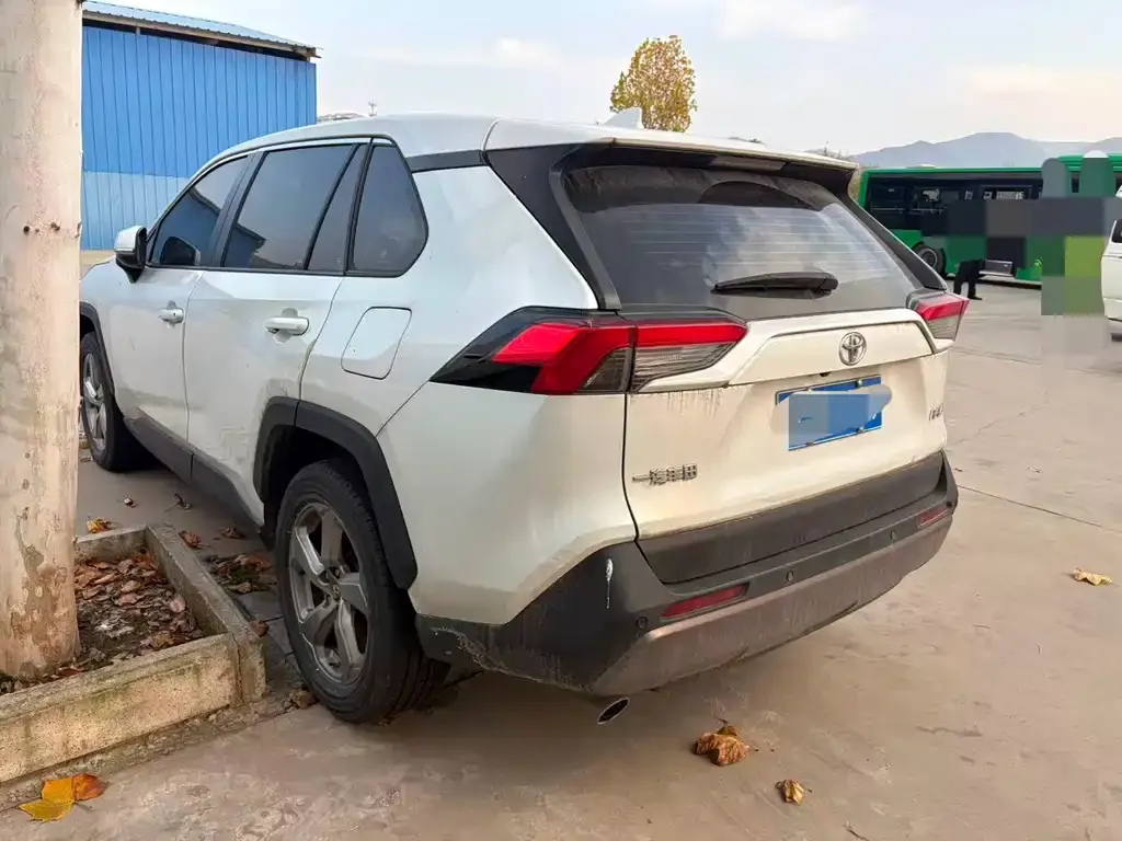 Toyota RAV4 — фото 2