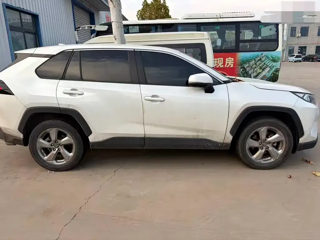 Toyota RAV4 — фото 4