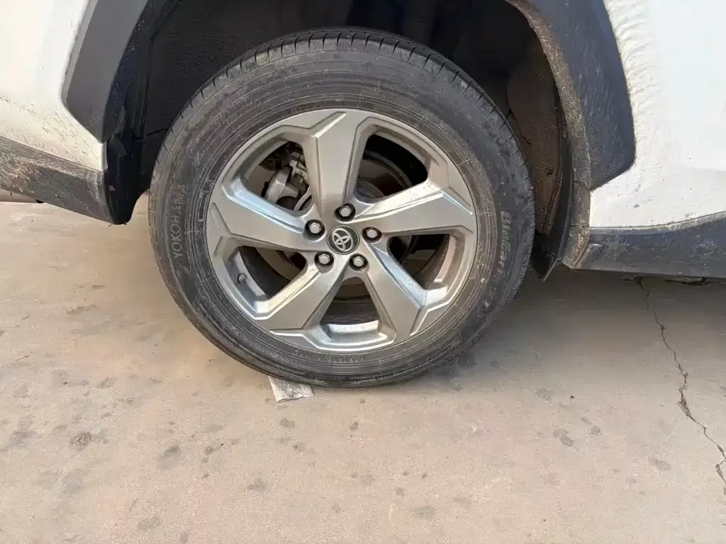 Toyota RAV4 — фото 6
