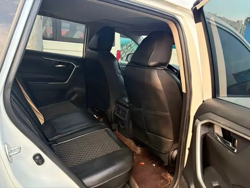 Toyota RAV4 — фото 9