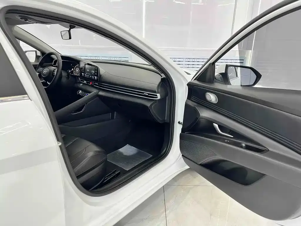 Hyundai Elantra — фото 10