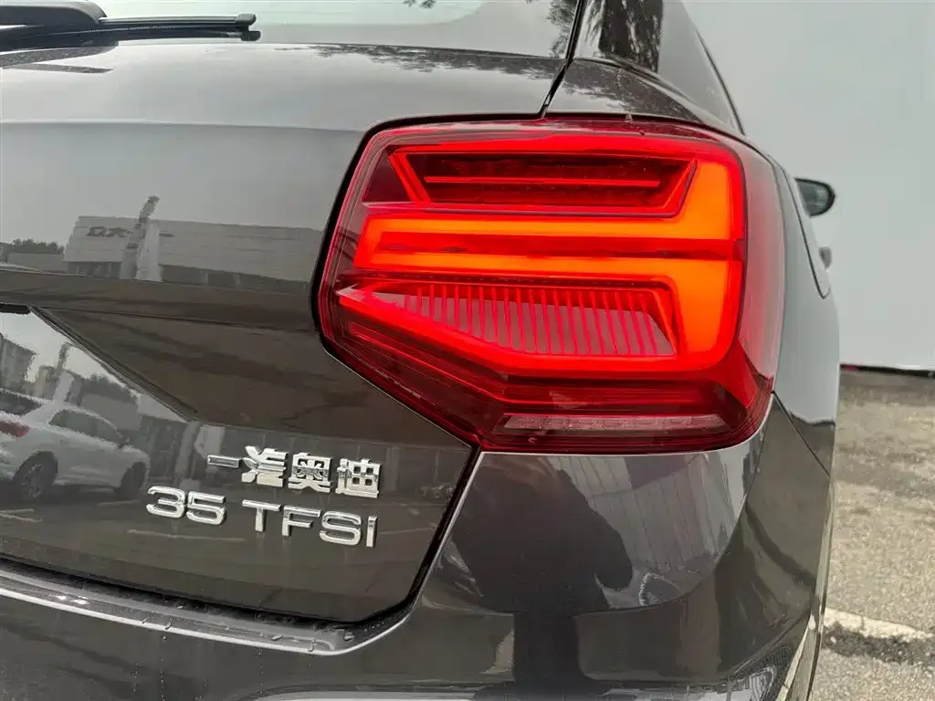 Audi Q2L — фото 8