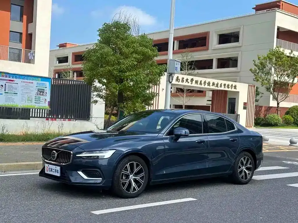 Volvo S60 — фото 1