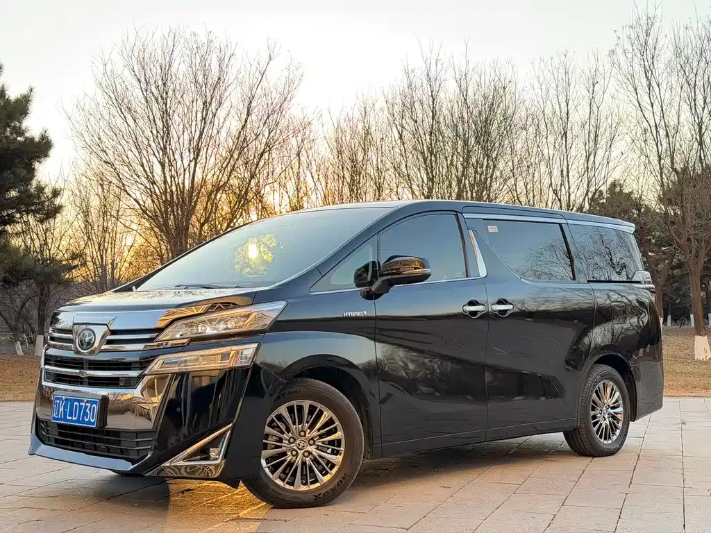 Toyota Vellfire — фото 1