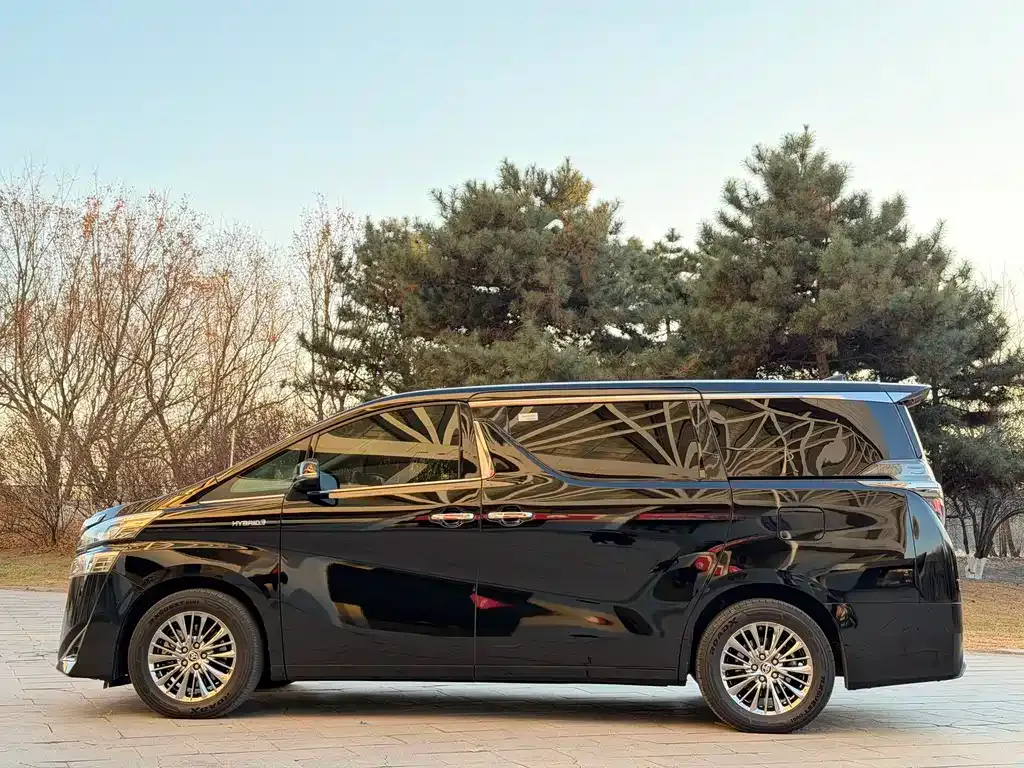 Toyota Vellfire — фото 2