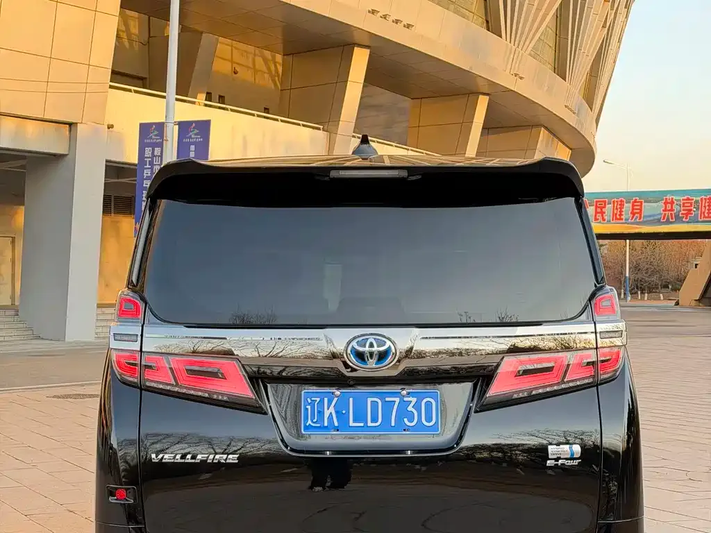 Toyota Vellfire — фото 4