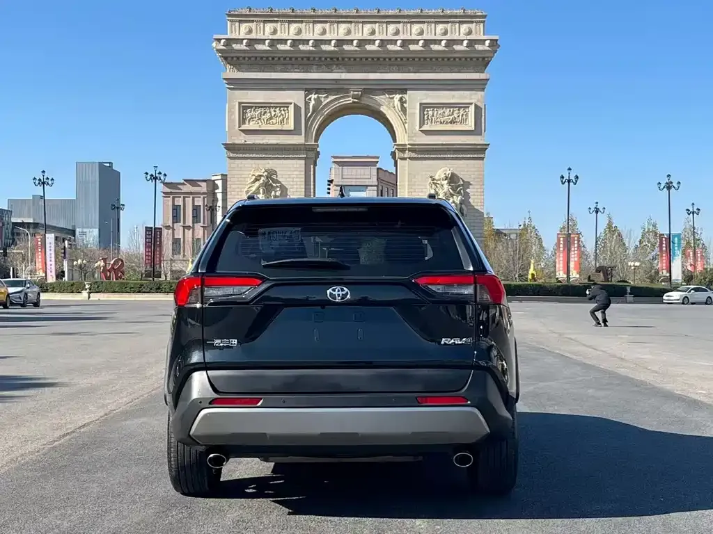 Toyota RAV4 — фото 4