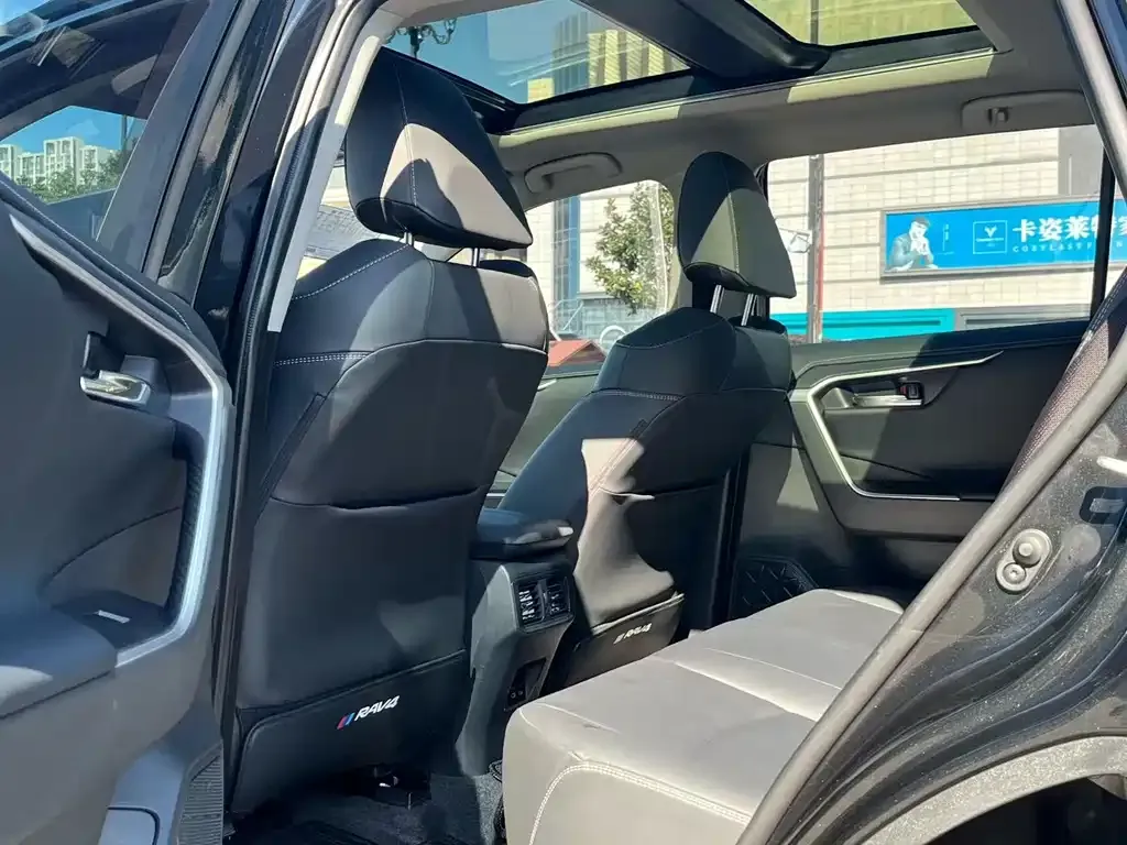 Toyota RAV4 — фото 9