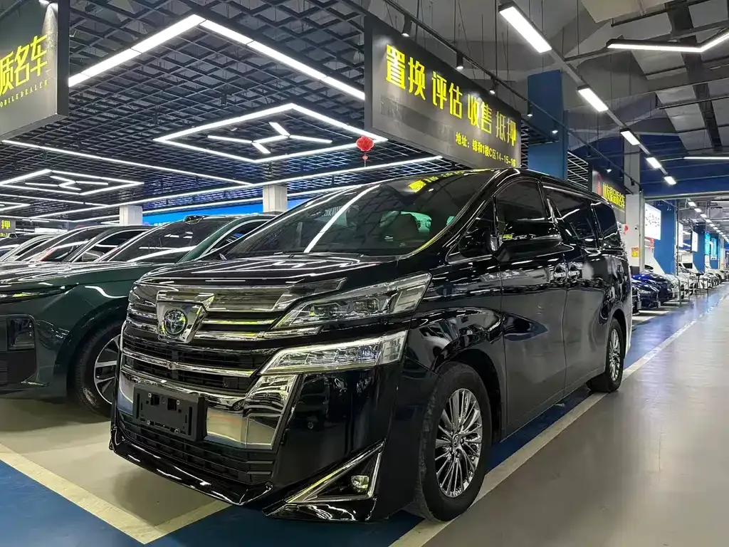 Toyota Vellfire — фото 1