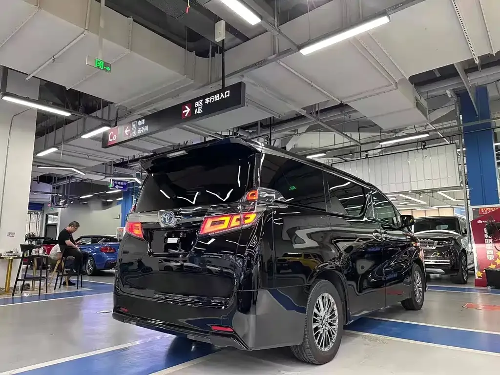 Toyota Vellfire — фото 6