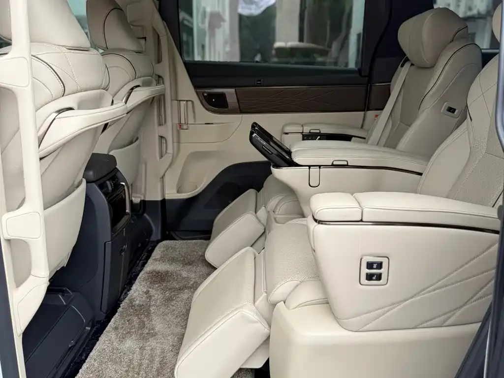 Toyota Vellfire — фото 8