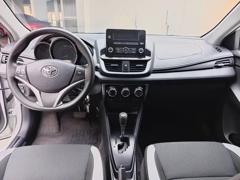 Toyota Yaris L — фото 10