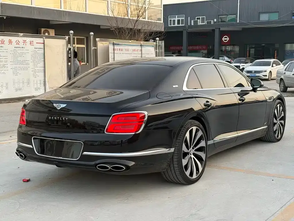 Bentley Flying Spur — фото 4