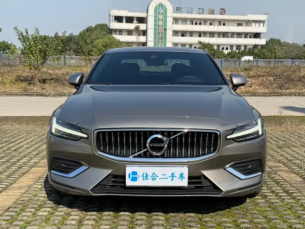 Volvo S60 — фото 1