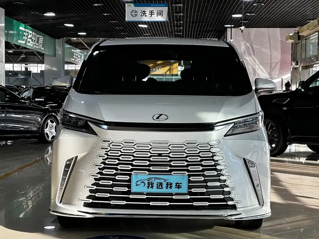 Lexus LM — фото 2