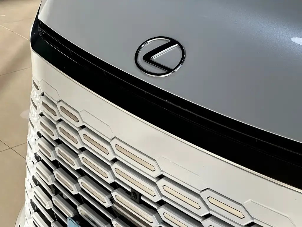 Lexus LM — фото 7