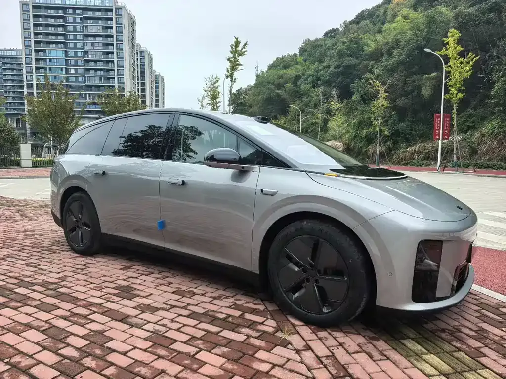 Li Auto i8 — фото 2