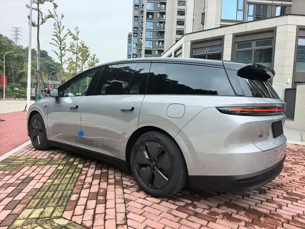 Li Auto i8 — фото 5